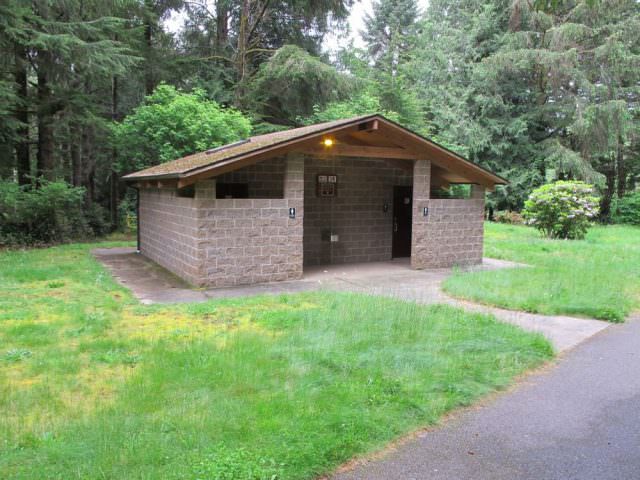 Tahkenitch Campground - Toilets