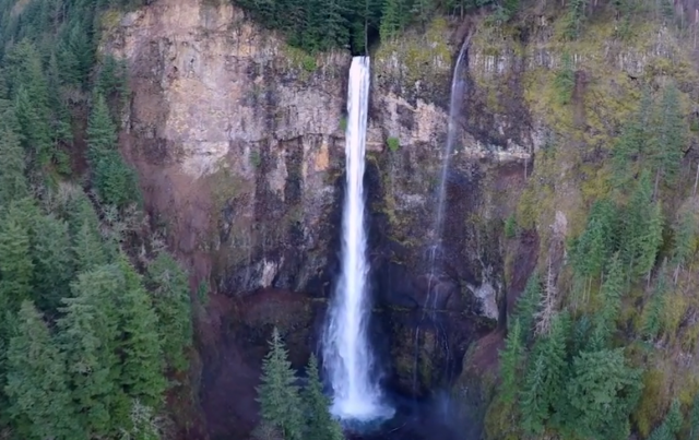 Read more about the article Incredible Aerial Video of Multnomah Falls